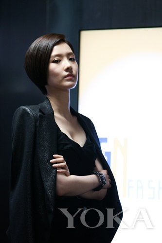 申映畫(huà)是極具事業(yè)心的富家小姐，造型簡(jiǎn)約干練，面料質(zhì)地上乘