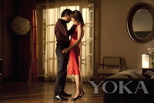 基本款用漿果色散發(fā)女人味，腰間的獨(dú)特設(shè)計(jì)更添風(fēng)情