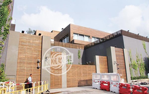 林青霞獲老公贈(zèng)價(jià)值9億多“皇宮”，圖為林青霞豪宅大門口。