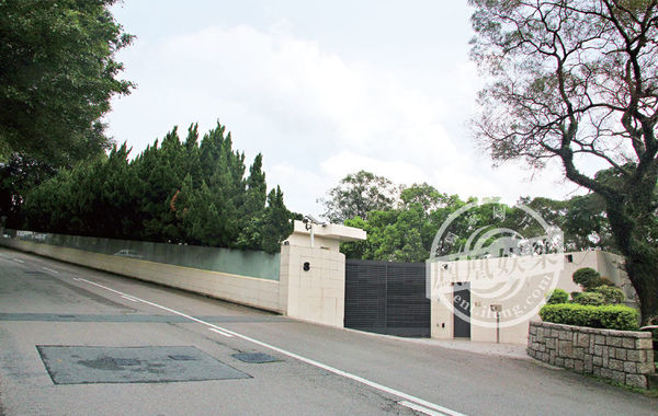 豪宅大門口。