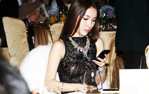 2013年11月30日，郭美美出席保利珠寶拍賣(mài)活動(dòng)，現(xiàn)場(chǎng)郭美美一席透視的上衣性感現(xiàn)身，胸前乳貼顯露無(wú)