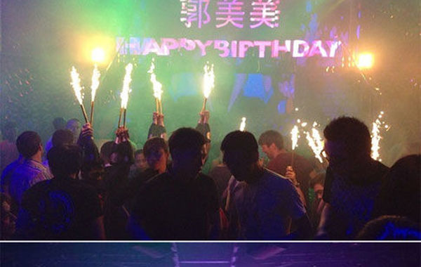 2013年6月16日下午，郭美美在網(wǎng)上曬出一組慶生照。通過(guò)照片可以看出，酒吧的巨大舞池中燃放焰火