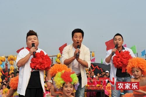 央視7套《鄉(xiāng)村大世界》節(jié)目主持人，左一為劉剛