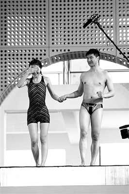 蔡卓妍進行《中國星跳躍》的訓練，她在教練田亮的陪伴下走上跳臺，但仍嚇得不敢往下看。 實習生 翟超 攝