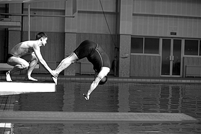 田亮正在給陳光標把關(guān)、塑形。