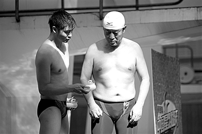 田亮給牛群解釋小鴨子的用途。