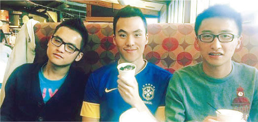 何猷啟在微博上載他在波士頓讀書的照片，與同學(xué)的生活很普通