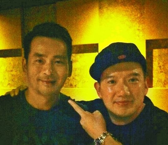 周焯華作為《低俗喜劇》投資人，與男主角杜汶澤合照。