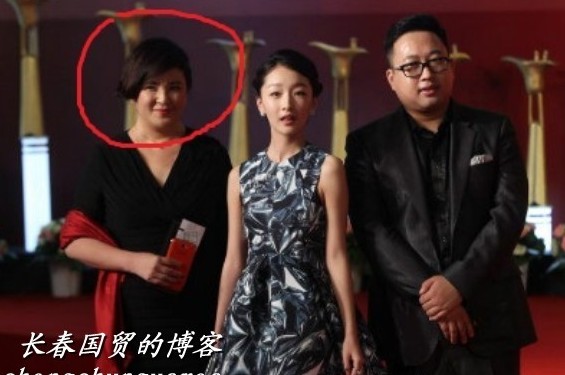 周冬雨與于正（右）和“干媽”（左）。