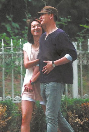 朱丹與神秘男友牽手亮相。