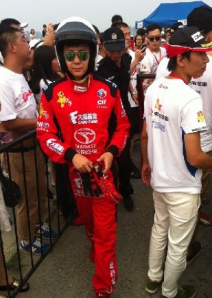 李晨撞車后看起來并無大礙，調(diào)整狀態(tài)繼續(xù)比賽。