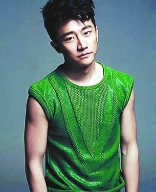 黃軒說起緋聞爆發(fā)的一剎那，語氣里還有點(diǎn)憤憤然。