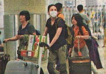 一身樸素打扮的王菲推桃回京。