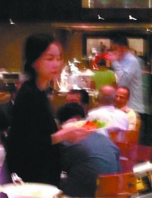 王菲在印度被網(wǎng)友偶遇。