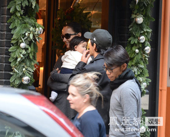 吳彥祖攜帶妻女外出逛街，小寶貝萌態(tài)十足。