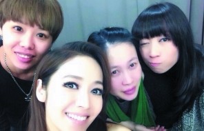 侯佩岑（中）14日在微博公開近照，被粉絲看出臉變圓。