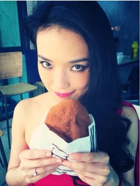 舒淇曬鴿子蛋戒指。