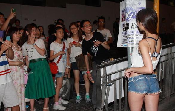 嫩模仙樂都性感著裝惹大叔圍觀，無懼與馬來西亞美女比身材。