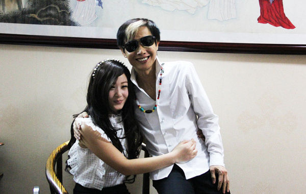 近日，55歲的鄧建國(guó)攜新女友恩愛現(xiàn)身，不但大曬甜蜜私密生活照，還在人前勾肩搭背大秀恩愛。