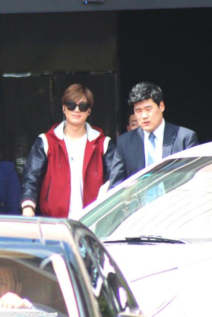 李敏鎬現(xiàn)身?yè)]手不斷 墨鏡遮面臉圓走樣也可愛(ài)