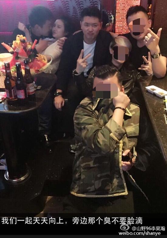 田源朋友辟謠稱左側(cè)抱著女子親吻的是田源的發(fā)小，女子的男友。