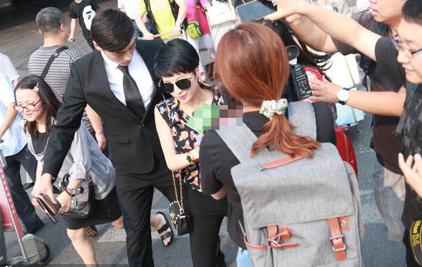 2015年7月6日，北京，陶喆前任楊子晴現(xiàn)身首都機(jī)場(chǎng)。剛一出來(lái)就遭到媒體圍堵，問(wèn)及7號(hào)陶喆會(huì)有反駁證據(jù)