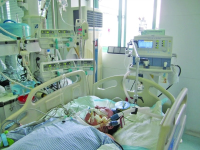 每天愛豪飲的廚師把自己喝成“牛奶血”了。