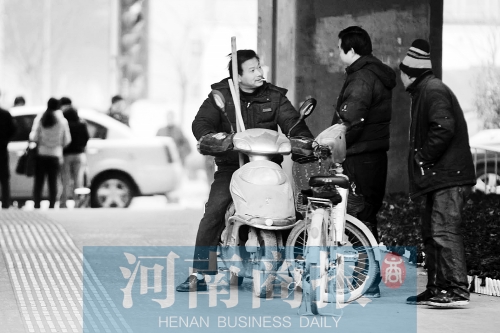 想讓農(nóng)民工安定下來，城市要給他們相應(yīng)的福利待遇，還有家的感覺