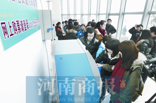 自動售票機安裝在高校內(nèi)，方便了學生購票返鄉(xiāng)