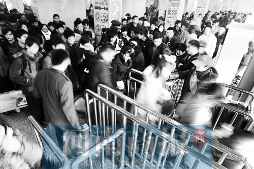 這兩天，汽車站客流量很大　