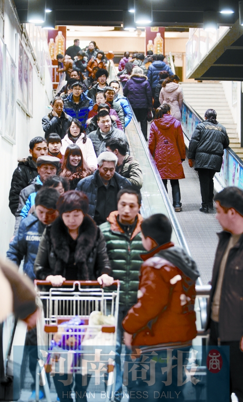 春節(jié)期間，鄭州各商超人流如織