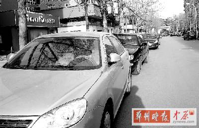 友愛路，路邊停了一排車，本來不寬的路就變得更窄了。