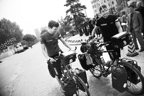 他們說，希望唇腭裂患兒能開口微笑 邱曉峰/圖