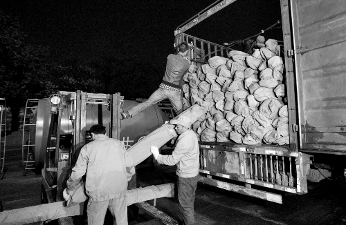 　23日凌晨，首批200套簡(jiǎn)易廁所在鄭州裝車