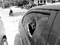 有個(gè)人晃了一圈后，寶馬、現(xiàn)代、越野的車窗都“長”出大窟窿