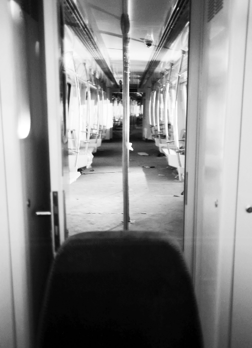 透過擋風(fēng)玻璃，依稀能看到車廂內(nèi)的樣子