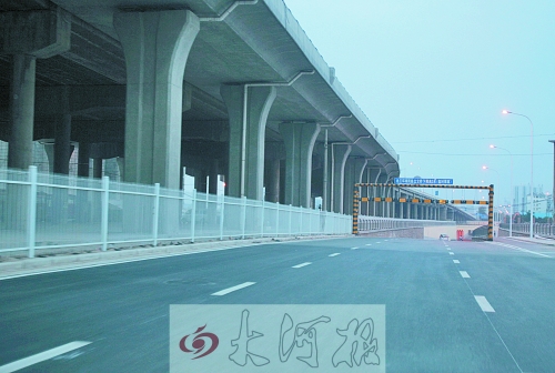 下穿隧道限高3米，不影響公交車通行。