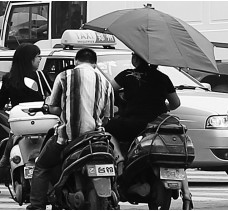 昨日，鄭州市鄭州花園路與農(nóng)業(yè)路交叉口，電動車裝傘埋下安全隱患