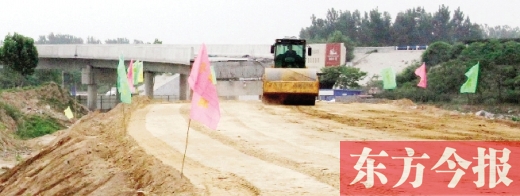 　昨日，正在施工中的鄭州市文化路與連霍高速互通式立交