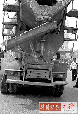 　當時，老人就倒在水泥罐車的右后輪邊