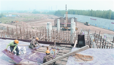 中原西路西南繞城高速公路互通式立交項目已完成總工程量的35%。