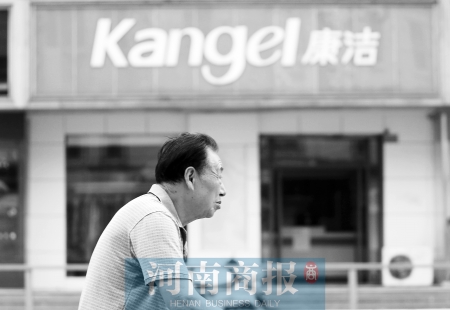 　這一切，將會給康潔公司、加盟商，乃至鄭州洗衣行業(yè)，帶來什么？ 記者 趙卓/攝