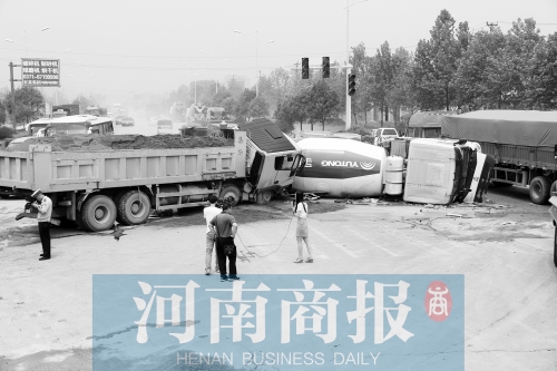 事故現(xiàn)場(chǎng)的附近居民稱，路口的紅綠燈從來(lái)沒(méi)亮過(guò)