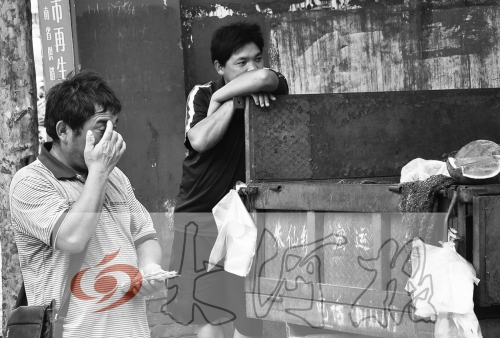 　拿著錢，陳小立感動(dòng)得哭了。