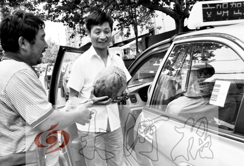 　　的哥將一天的運(yùn)營收入捐給陳小立，陳小立送瓜感謝。