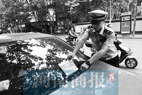 有了這張挪車卡，不會泄露隱私，別人又能方便地聯(lián)系上自己記者 邱曉峰/攝