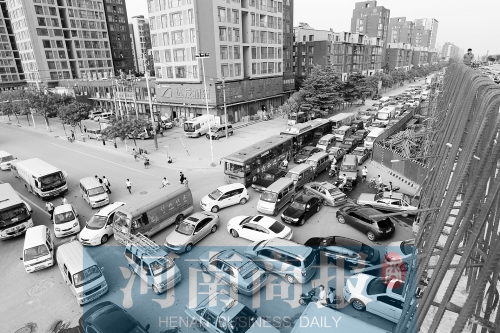 路口四個方向直行、左轉(zhuǎn)交織，車輛相互抵頭，無法正常通行