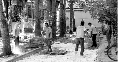 施工人員正在對桐柏路191號院進(jìn)行“裝修”