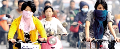 10月8日，鄭州市民遮擋口鼻騎行。 新華社發(fā)