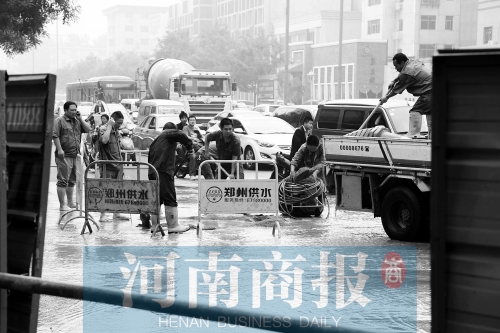 工作人員正在搶修，預(yù)計(jì)今晚能恢復(fù)供水